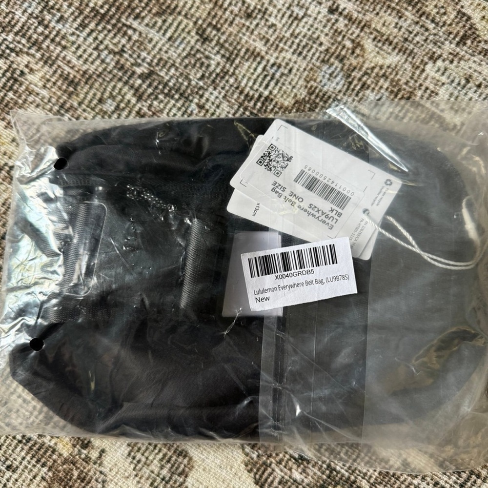 NEW!! Lululemon Everywhere Belt Bag 1L - Picture 5 of 5